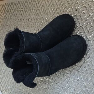 UGG Mini Bailey Bow size 10 like new